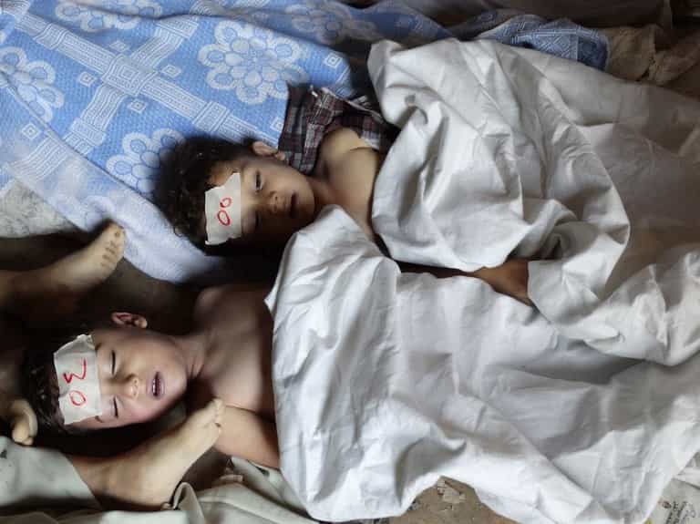 یک گروه سوری در سال ۲۰۱۳ مجموعهای عکس از جمله این عکس را به عنوان تصویری از پیامدهای حملات شیمیایی دولت بشار اسد انتشار داد