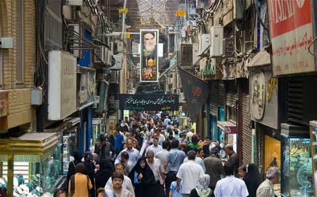 جمعیت در یکی از بازارهای تخران در حال رفت و آمدند