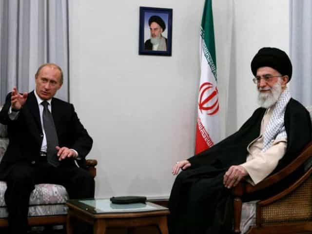 خامنهای و پوتین. عکس مربوط به سفر ولادیمیر پوتین به ایران برای شرکت در نشست رهبران کشورهای صادر کننده گاز در آذر ۱۳۹۴ است.