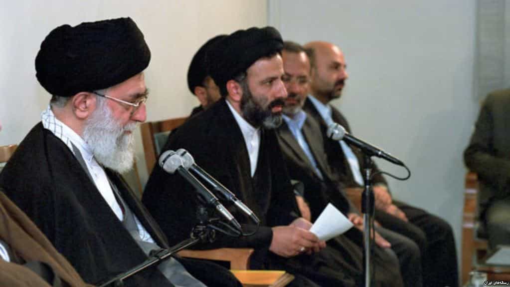 رئیسی در محصر خامنهای − گمان باطل میکنند که "آیت الله قتل عام" را از یک جنایتکار به فردی با پایگاه اجتماعی ۱۶ میلیونی تبدیل کردهاند و هیچ یک از دیگر نامزدهای احتمالی جانشینی آیت الله خامنهای دارای چنین پایگاه اجتماعیای نیست.