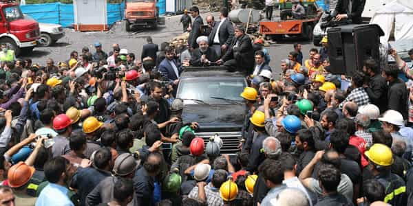 حسن روحانی در محاصره کارگران معدن زمستان یورت (۱۷ اردیبشهت ۱۳۹۶). بازدید محل پس از بروز سانحه مرگباری که جان ۴۳ معدنچی را گرفت.