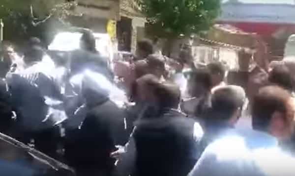 این عکس، لحظهای را تصویر میکند که حسن روحانی به اتوموبیل خود پناه میبرد. توهین به حسن روحانی و برخی مقامات دیگر در راهپیمایی روز جمعه، به بحث در مورد رهنمود ولایی «آتش به اختیار» دامن زده است.