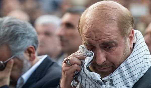 محمد باقر قالبباف با چفیه اعطایی رهبر. چفیه رهبر که بر گردن بک کارگزار باشد، بر فسادکاریاش چشم میپوشند.