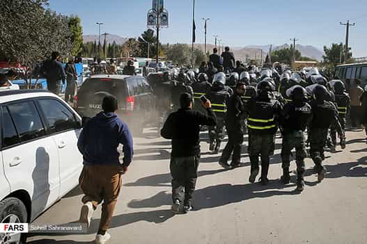 در کرمانشاه، موکب حسن روحانی در آن جلو روان است