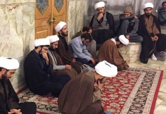 جمعی از "منتظران" پیش از صبحانه کاری آخوندی. توضیح عکس در سایت مدرسه فقهی آل یاسین: فیض سحر در حرم کریمه اهل بیت علیهم السلام. ۲۷ مهر ۱۳۹۶. سحرگاه امروز پنجشنبه ۲۷/۷ برنامه فیض سحر در حرم حضرت معصومه ( س) برگزارشد . این برنامه که اولین جلسه در سال تحصیلی جدید بود بعداز نماز جماعت(اول) صبح در رواق مجاور مرقد آیت الله بروجردی با توسل وروضه برگزارشد وپس از عظیمت به مدرسه صبحانه دست جمعی صرف شد.