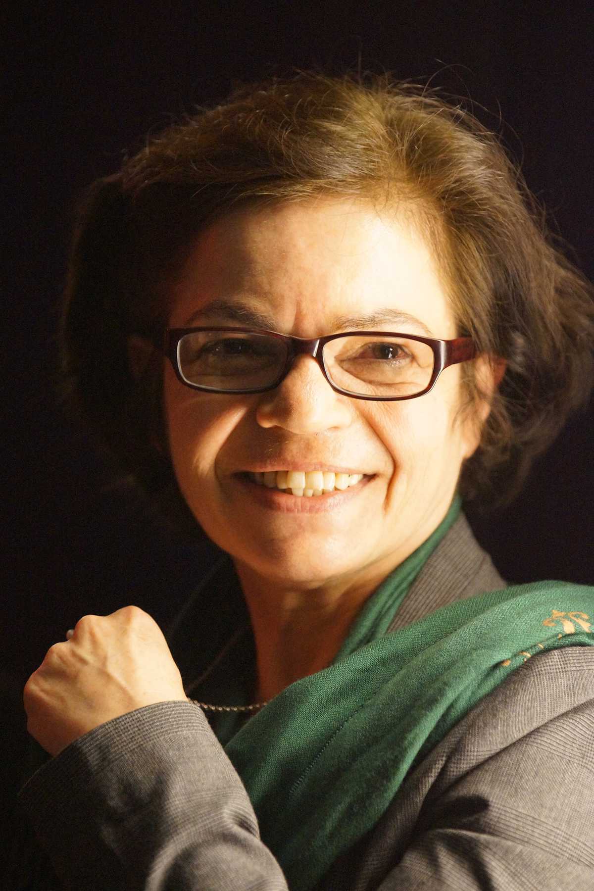 منیره برادران، نویسنده، زندانی سیاسی سابق که "حقیقت ساده"، خاطرات زندان او، از مهمترین سندها درباره وضعیت زندان‌های جمهوری اسلامی در دهه ۱۳۶۰ است