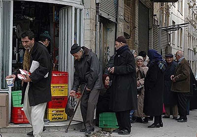 وضعیت عادی است: صف خرید مایحتاج روزانه − اما برای آنکه بدانید وضعیت در اصل چگونه است باید سر صحبت را با آنها باز کنید.