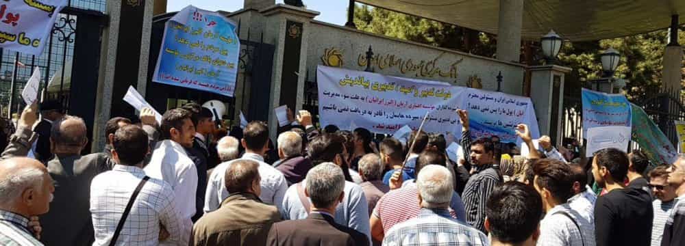 صحنه‌ای تکراری در سال ۱۳۹۶: تظاهرات جمعی از مالبلختگان در برابر بانک مرکزی