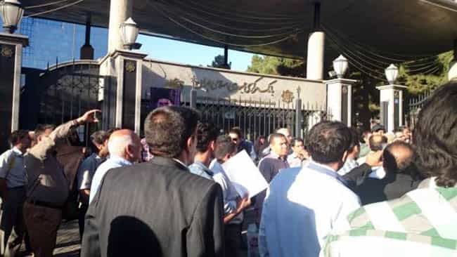 تظاهرات جمعی از مالبلختگان در برابر بانک مرکزی