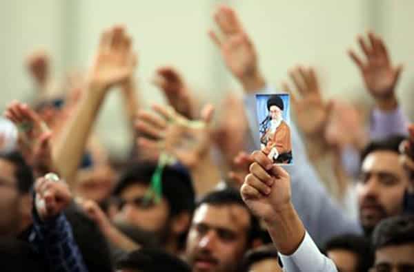 گروهی از داشنجویان بسیجی در یک بار عام رهبر