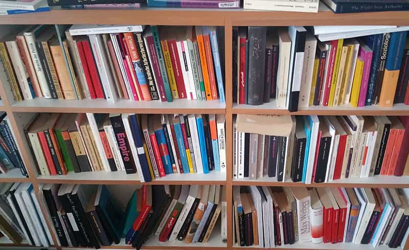 دو عکس این صفحه: گوشههایی از کتابخانه محمدرضا نیکفر