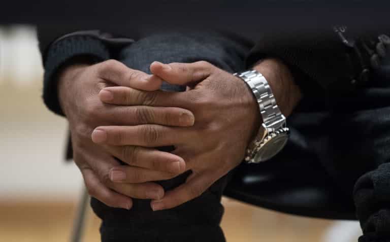 دستهای حشمت الله فاضلپور، ۲۳ ساله، پناهنده افغان در آلمان، در یک کنفرانس مطبوعاتی در توبینگن در ۱۴ دسامبر ۲۰۱۷، پس از این که به صورت غیرقانونی از آلمان اخراج شد اما به دنبال یک روند طولانی بوروکراتیک، اجازه یافت برگردد. عکس از afp