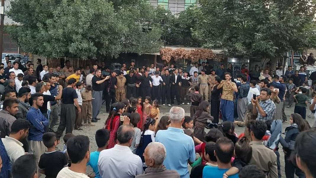 رقص و شادی مردم روستای نی از توابع مریوان، زادگاه کوچر بیکار، پس از شنیدن خبر دادن جایزه پرافتخار "فیلد" به او