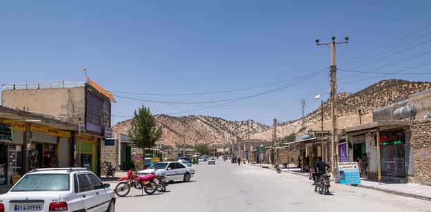 «اینجا آخرین نقطهی کهگیلویه و در مرز خوزستان است؛ برای خیلی از آدمهای اینجا، دیشموک، دورافتادهترین نقطهی جهان است.» (توصیف خبرگزاری ایسنا). بسیاری از شهرهای ایران، شهرهای حتا «نزدیک»، از بسیاری نظرها «دورافتاده» به حساب میآیند.