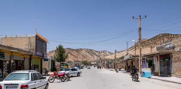 «اینجا آخرین نقطه‌ی کهگیلویه و در مرز خوزستان است؛ برای خیلی از آدم‌های اینجا، دیشموک، دورافتاده‌ترین نقطه‌ی جهان است.» (توصیف خبرگزاری ایسنا). بسیاری از شهرهای ایران، شهرهای حتا «نزدیک»، از بسیاری نظرها «دورافتاده» به حساب می‌آیند.