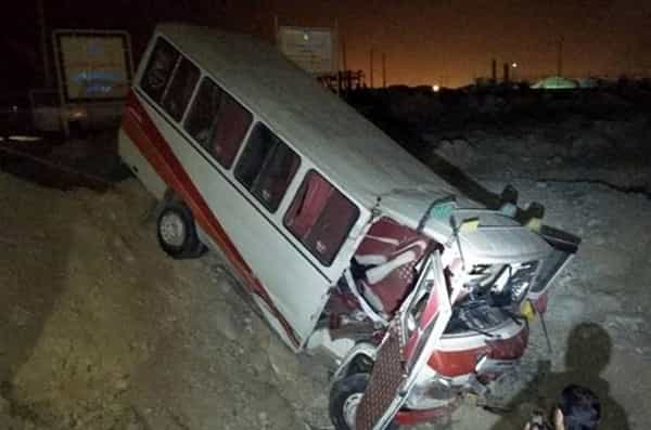 تصویری از یک مینی‌بوس سانحه‌دیده