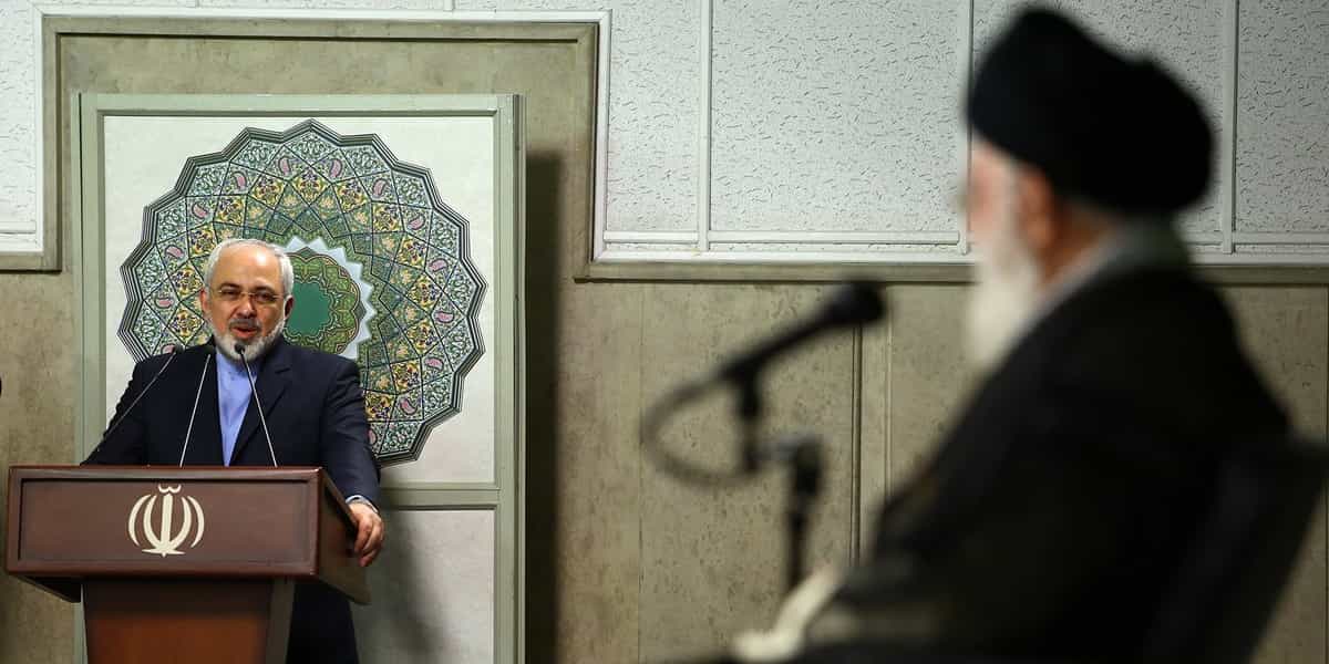 سید علی خامنهای، محمدجواد ظریف (عکس از ایرنا، دیدار سفرا و روسای نمایندگی های ایران در خارج کشور با رهبر، ۲۲ مرداد ۱۳۹۳)