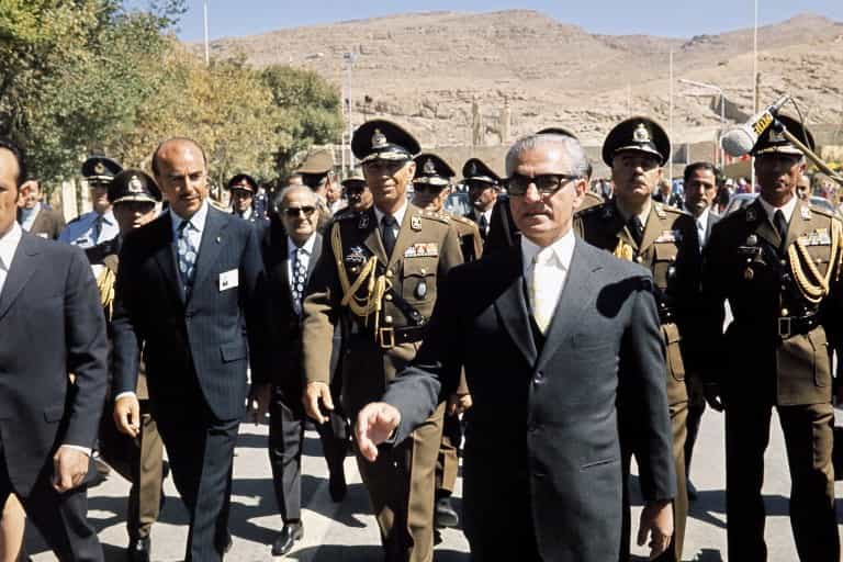 شاه در تخت جمشید در آغاز جشنهای ۲۵۰۰ ساله، مهر ۱۳۵۰ ــ عکس: AFP