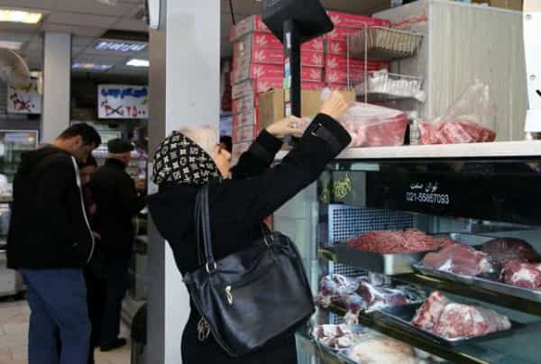 تأثیر غیر مستقیم سیل بر سبد غذایی شهروندان ایرانی: تخصیص ارز ۴۲۰۰ تومانی به واردات گوشت قرمز متوقف شد (عکس: آرشیو)