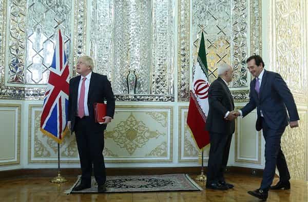 بوریس جانسون در ایران در مقام وزیر خارجه. محمدجواد ظریف، وزیر خارجه جمهوری اسلامی هم در عکس دیده میشود (آذر ۱۳۹۶)