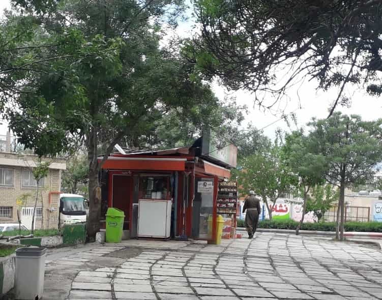 مریوان − دکه میدان "باوهرهشی" متعلق به شریف باجور، فعال زیستمحیطی و دبیر سابق انجمن سبز "چیا" که سال گذشته طی فعالیت مهار کردن آتشسوزی یکی از جنگلهای بلوط اطراف مریوان، جان خود را از دست داد.