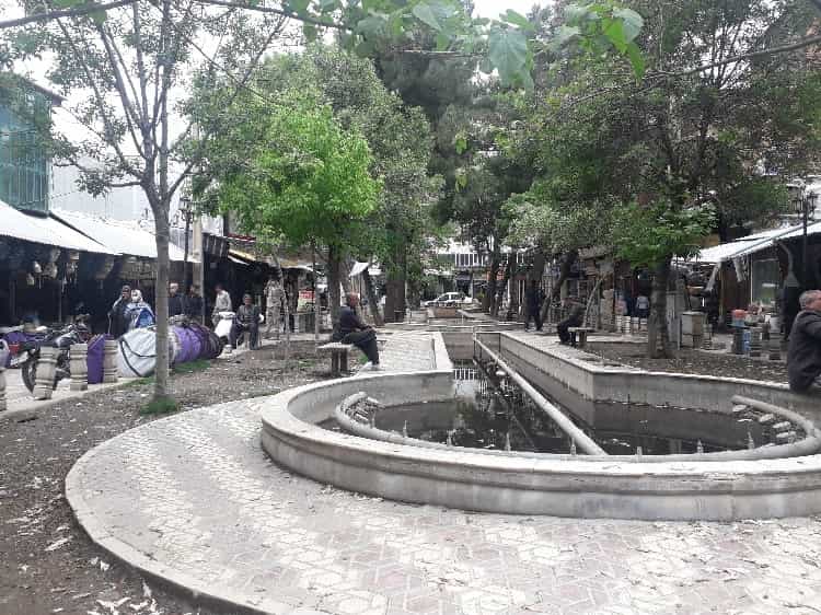 مریوان − محل بساط چایفروشان محله مسجد ههژاره: اطراف این حوضچه قبل از شیوع کرونا و شروع ماه رمضان، بسیار شلوغ و مملو از جمعیت بود. اما با ممنوعیت فعالیت چایفروشان، این محل نیز اینگونه خلوت شده است.