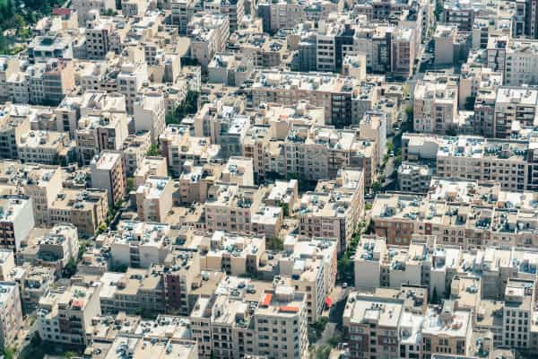 نمایی از مناطق مسکونی تهران. زلزله ۷ ریشتری در پایتخت زندگی ۲ میلیون نفر را مستقیما تحت تاثیر قرار میدهد. (عکس: شاتر استاک)