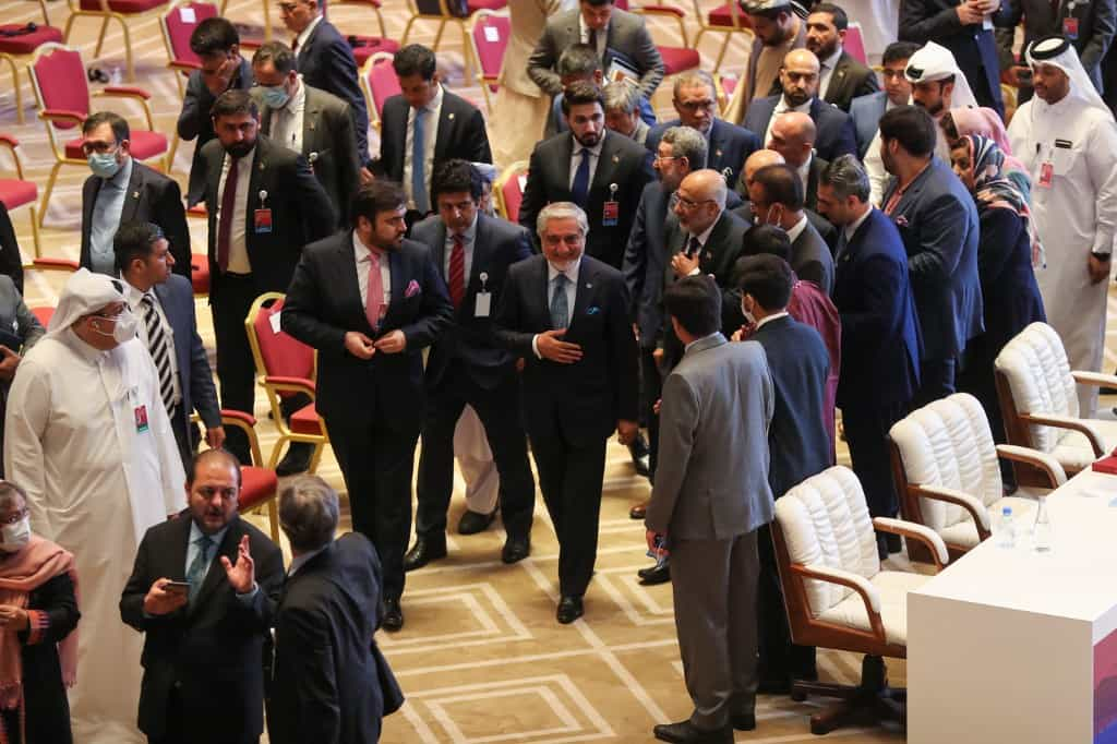 مذاکرات بین افغان - دوحه - عبدالله عبدالله Abdullah Abdullah (C), Chairman of Afghanistan's High Council for National Reconciliation, speaks with members of delegations at the end of the session during the peace talks between the Afghan government and the Taliban in the Qatari capital Doha on September 12, 2020. (Photo by KARIM JAAFAR / AFP)