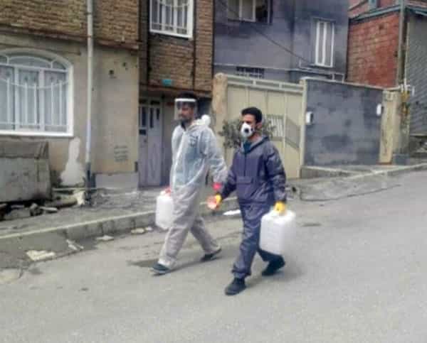 توزیع مواد ضدعفونیکننده در محلههای شهر مریوان توسط کمیتهی همیاری محلهها − ۱۳۹۹