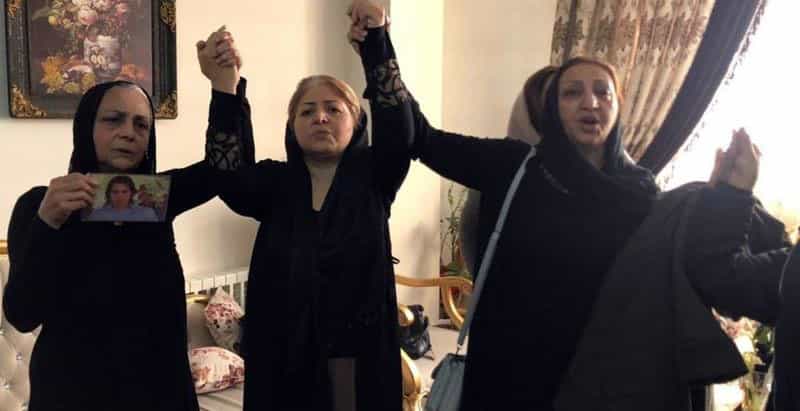 مادران عزادار کشتهشدگان تظاهرات اعتراضی آبان ۱۳۹۸: شهناز اکملی مادر مصطفی کریم بیگی و ناهید شیربیشه مادر پویا بختیاری و شهین مهینفیر مادر امیرپویا تاجمیر