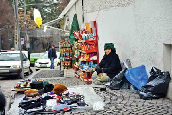 زن سرپرست خانواده − چرخ زندگی‌اش می‌چرخد؟