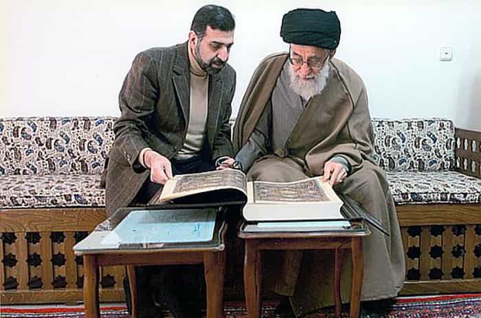 صادق خرازی در کنار سیدعلی خامنهای