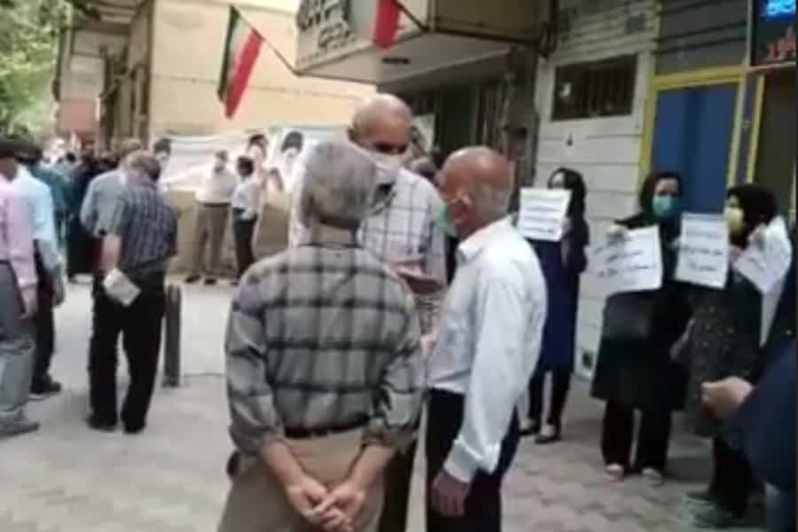 یکشنبه ۲ خرداد ۱۴۰۰، شماری از بازنشستگان صنعت فولاد اصفهان در مقابل صندوق بازنشستگی کارکنان فولاد در این شهر تجمع کردند