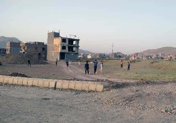 محیطِ بازی کودکان در محله صالحآباد سقز: اگرچه کودکانِ بیرون از دایره «کودکان کار» هم در این شهر وضعیت چندان ایدهآلی ندارند و در محیطهایی اینچنینی بازی میکنند. اما دستِکم گاهی چیزی به نام «بازی» و فراغت در زندگیشان وجود دارد.