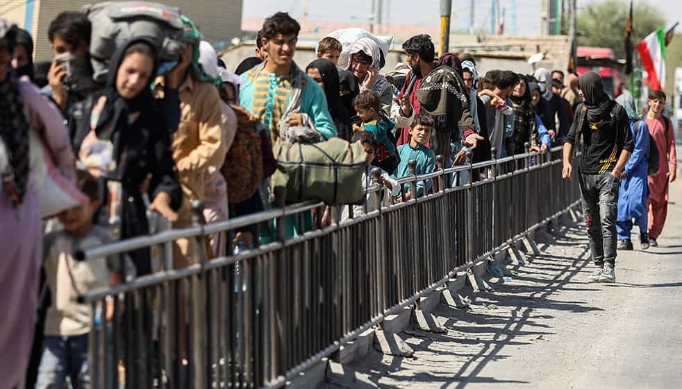 صف بلندی از مهاجران افغانستانی در مرز میلک