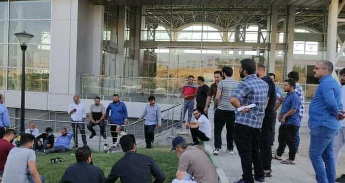 کارکنان متروی گلشهر مدتهاست نسبت به پرداخت نشدن به موقع دستمزد و حق بیمهشان معترضاند. این عکسی است از یک تجمع اعتراضی آنان در روز ۱۵ تیر ۱۴۰۰