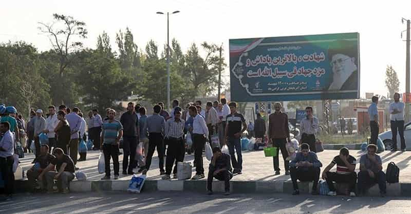 کارگران فصلی در ارومیه. انتظار برای آنکه دعوت به کار شوند. بالای سرشان: دعوت به شهادت