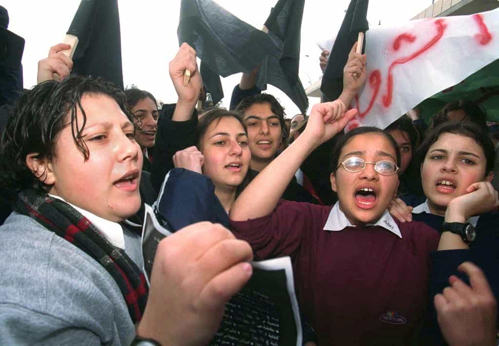 عکسی از تظاهرات دختران دبیرستانی در اردن علیه زن‌کشی به اسم ناموس (۱۴ فوربه ۲۰۰۰)، عکس از AFP