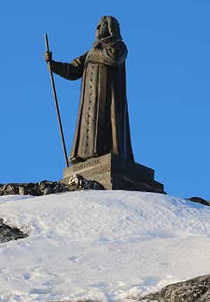 مجسمه هانس اید بر بالای تپه ای در نووک