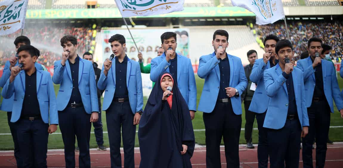 در ورزشگاه: مراسمی مذهبی شبیه به آن‌چیزی که به آن «مولودی» می‌گویند، قبل از مسابقه و در میانه آن