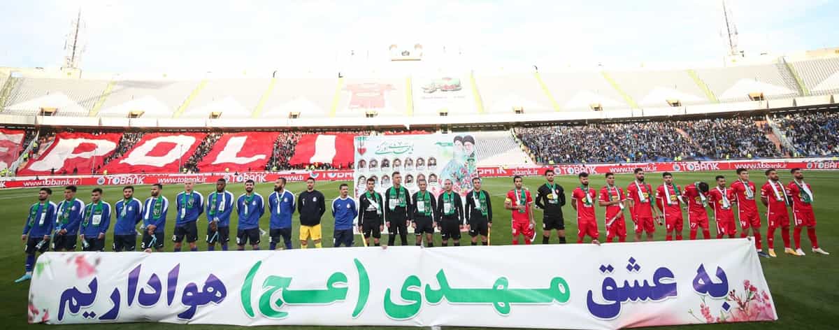 همهی بازیکنان با داوران با شال سبزی که تولد امام آخر شیعیان را تبریک میگفت به زمین آمدند