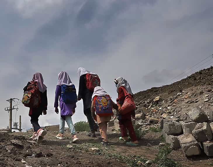 راه سخت دانش‌آموزان دختر برای رسیدن به مدرسه روستایی