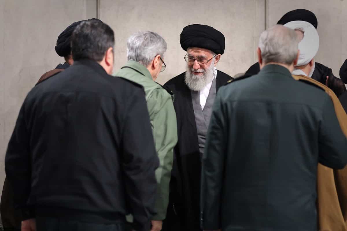 خامنهای در دیدار با فرمانده سپاه با او خوش و بش می کند