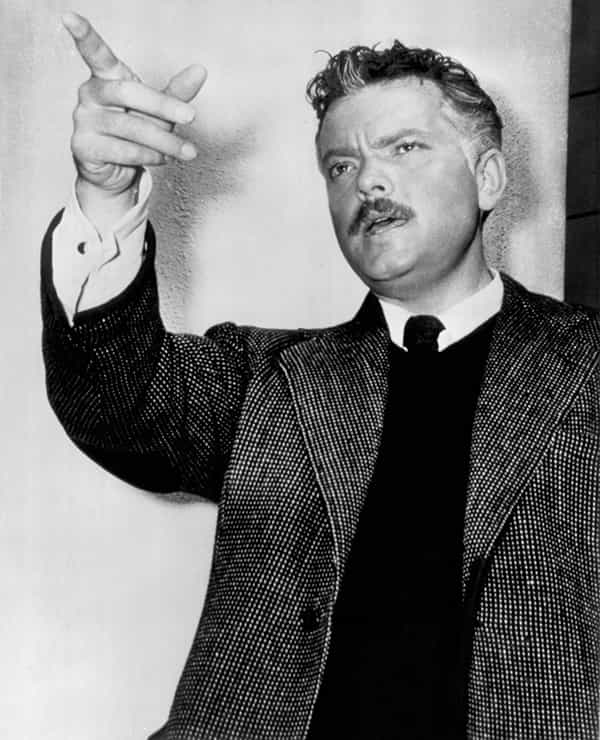 جرج اُرسُن ولز (انگلیسی: Orson Welles؛ ۶ مه ۱۹۱۵ – ۱۰ اکتبر ۱۹۸۵) کارگردان، فیلمنامهنویس، هنرپیشه و تهیهکننده. (منبع: ویکیپدیا)