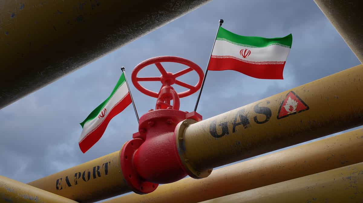 تصویری از یک لوله انتقال گاز که بر بالای آن پرچم جمهوری اسلامی برافراشته شده است