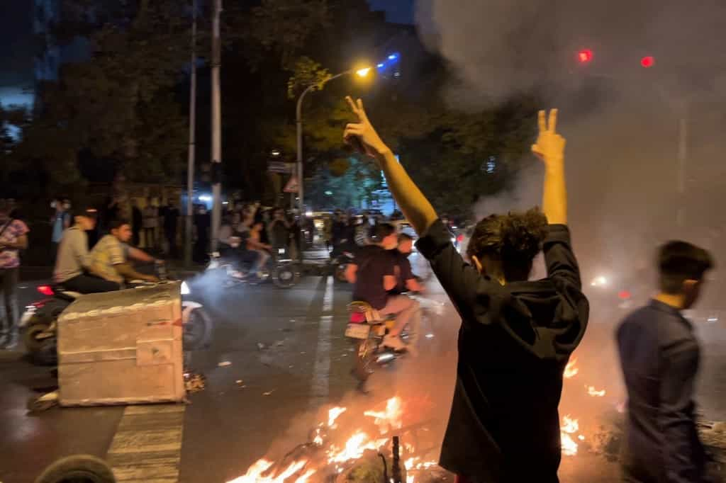 اعتراض خیابانی در تهران به قتل مهسا (ژینا) امینی؛ عکس از خبرگزاری فرانسه