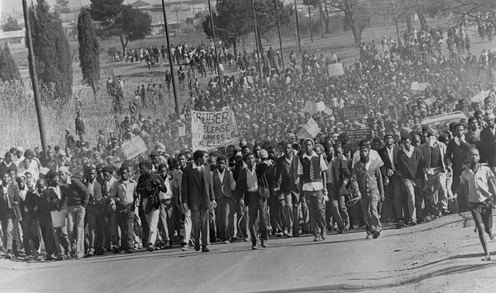 تظاهرات دانش آموزان سیاه در اعتراض به سیاست آموزش زبان آفریمانس در مدارس اوت ۱۹۶۷