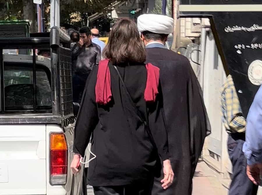 زنی بیحجاب، روبرویش یک آخوند ۰ عکس از شبکههای اجتماعی، نیمه دوم مهر ۱۴۰۱