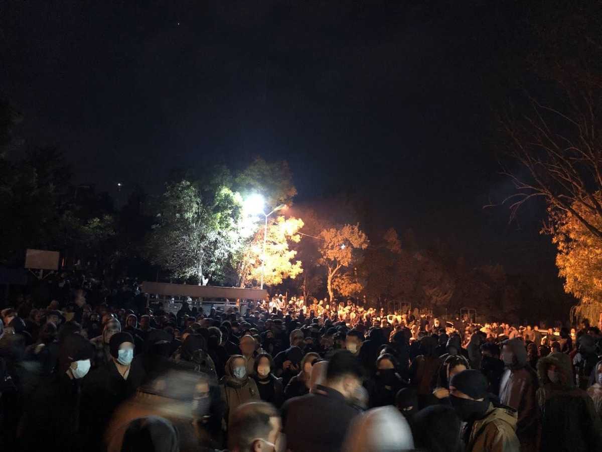 مهاباد شامگاه ۱۸ آبان پیکر فایق مامقادر با حضور پرشمار معترضان به خاک سپرده شد.