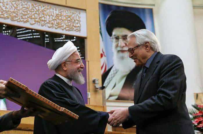 ۲۶ دی ۱۳۹۶ − سیدجواد طباطبایی از حسن روحانی جایزه میگیرد